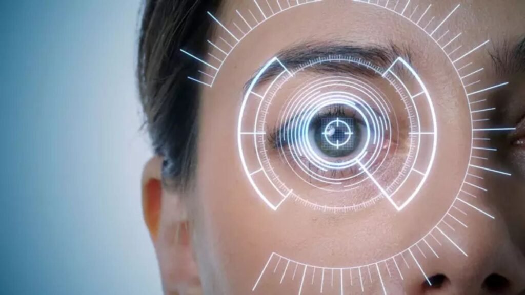 Imagem mostrando um dispositivo escaneando a íris de uma pessoa, representando tecnologia biométrica avançada
