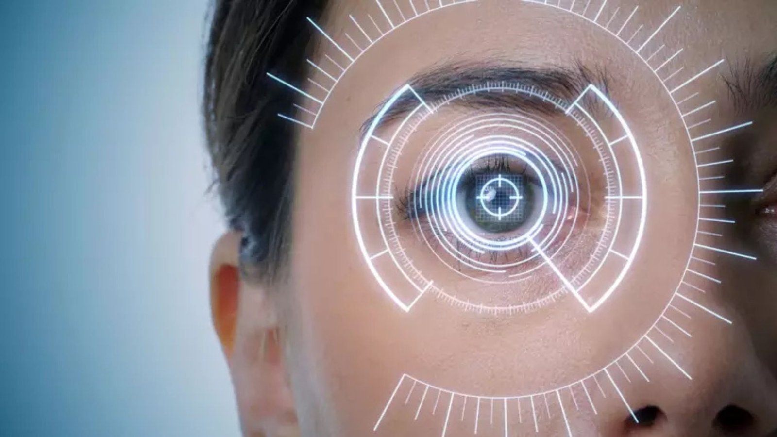 Imagem mostrando um dispositivo escaneando a íris de uma pessoa, representando tecnologia biométrica avançada.