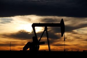 IEA: demanda de petróleo e oferta dos EUA crescerão lentamente por tarifas