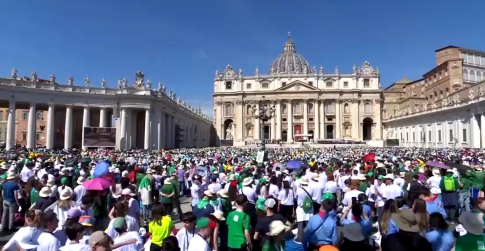 Mais de 200 mil pessoas participam de homenagem ao papa Francisco