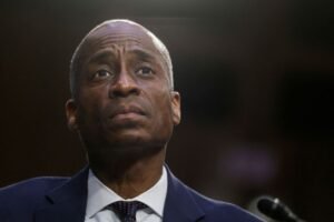 Vice-chair do Fed prevê desaceleração e alerta para inflação com tarifas