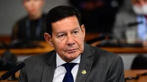 Condenada pelo STF, Carla Zambelli anuncia que deixou o Brasil