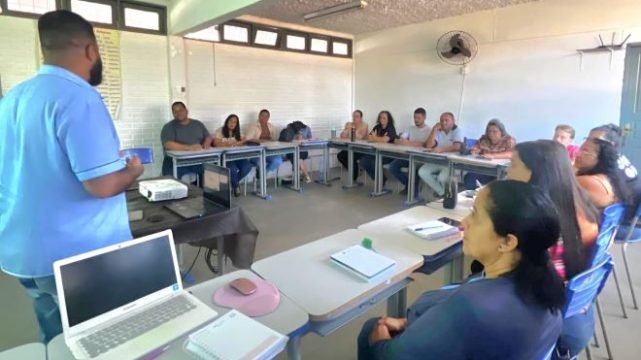 Mucuri promove capacitação para secretários escolares e reforça compromisso com educação de qualidade até 2028