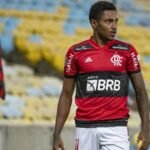 Fluminense faz proposta para contratar Vitinho, ex-Flamengo