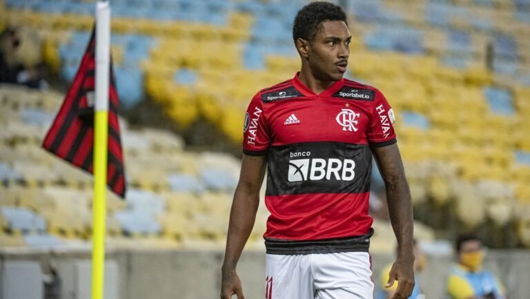 Fluminense faz proposta para contratar Vitinho, ex-Flamengo
