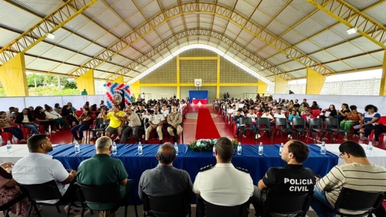 Formatura de 198 alunos do PROERD marca compromisso da Polícia Militar e Prefeitura com a prevenção às drogas e à violência entre crianças e adolescentes em Mucuri,