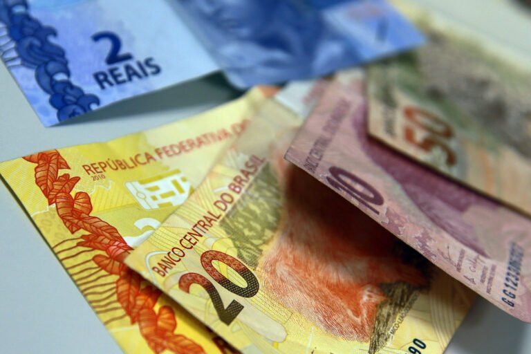 Taxa de juros do consignado privado sobe para 3,79% em junho, diz BC