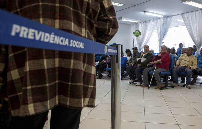Casal namora na beira de penhasco, carro balança, despenca e ambos morrem