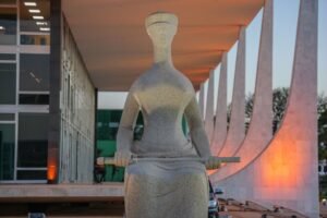 Compositor vencedor do Grammy morre em acidente de avião nos EUA