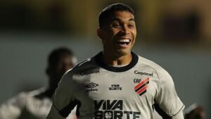 Athletico-PR derrota o Athletic e cola no G4 da Série B