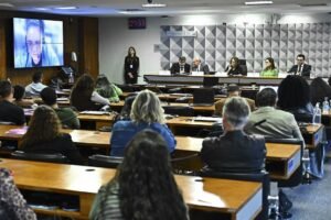 Homem pede separação, tenta pegar roupas, mas é atacado e morto pela mulher