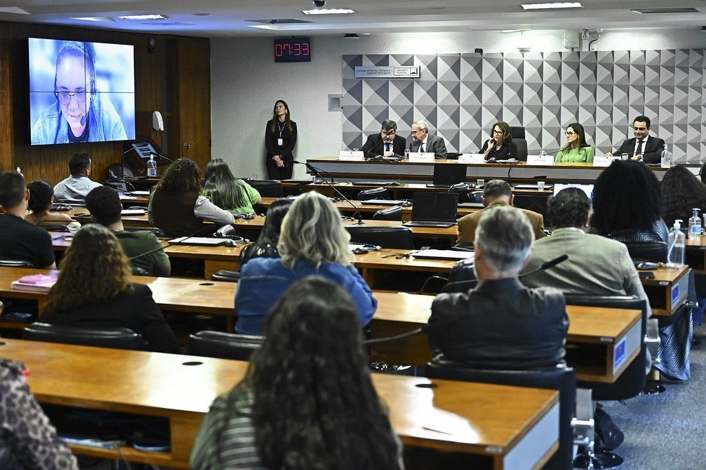 Homem pede separação, tenta pegar roupas, mas é atacado e morto pela mulher