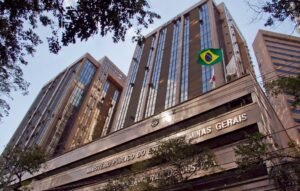 Gio Ewbank ganha beijão de amigo: