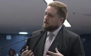 Defesa de Heleno cita reportagens e diz que general se afastou de Bolsonaro