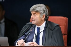 Veja o momento em que o influenciador trumpista Charlie Kirk é baleado