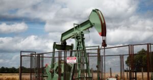 Petróleo fecha perto da estabilidade com foco em tensões geopolíticas