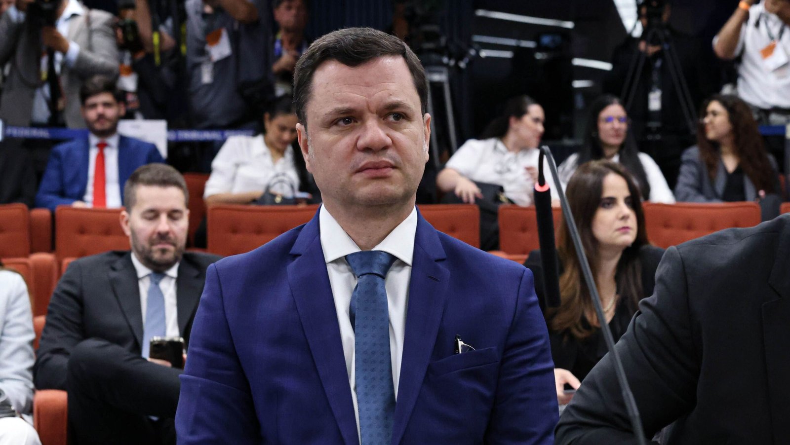 Veja o momento em que o influenciador trumpista Charlie Kirk é baleado