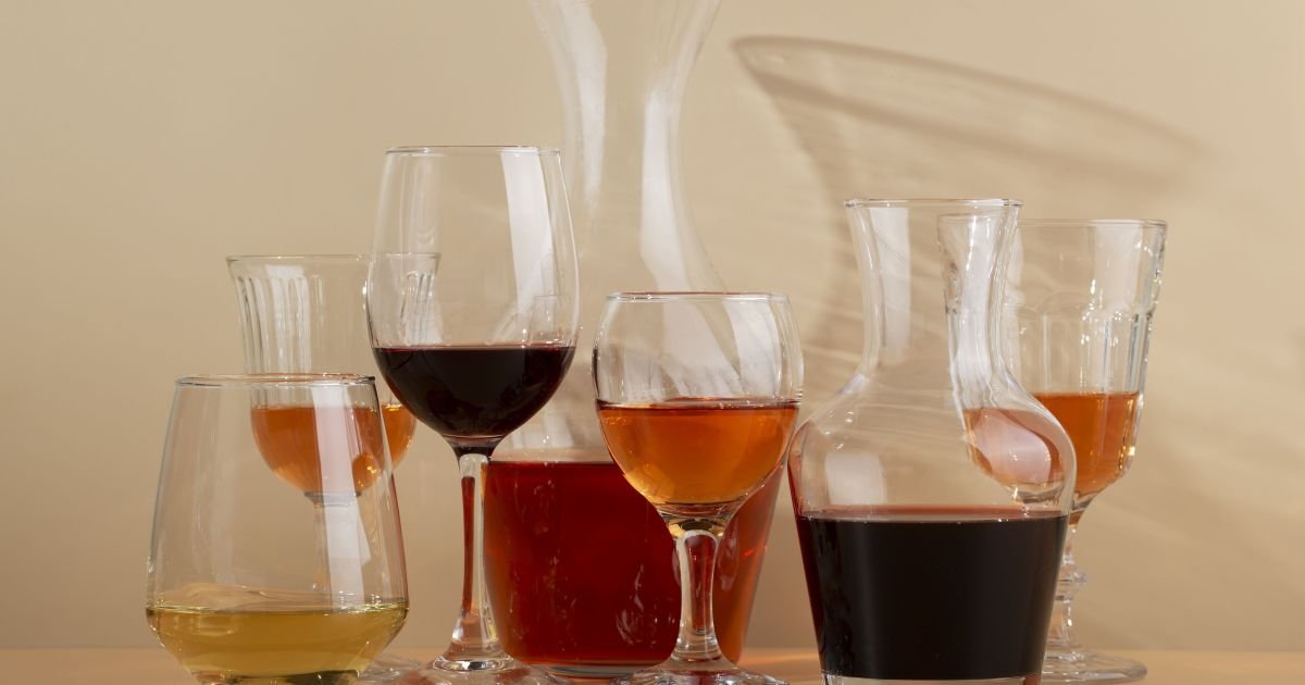 Bebida com metanol: governo faz reunião com associações para discutir casos