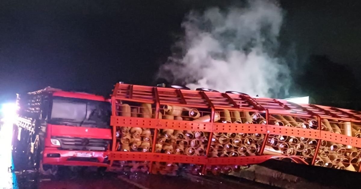 Caminhão com botijões de gás pega fogo e interdita BR-101 em SC