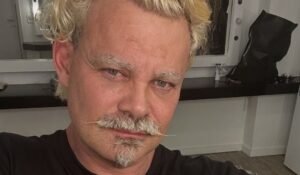 Carmo Dalla Vechia muda visual platinado e tira barba; veja antes e depois