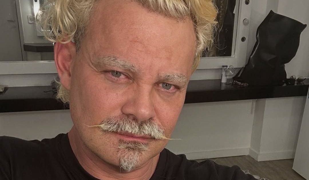 Carmo Dalla Vechia muda visual platinado e tira barba; veja antes e depois