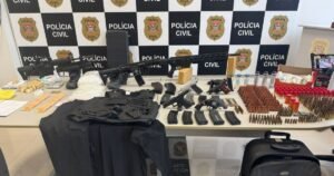 Casal é preso por depósito de fuzis, pistolas, granadas e drogas em Santos