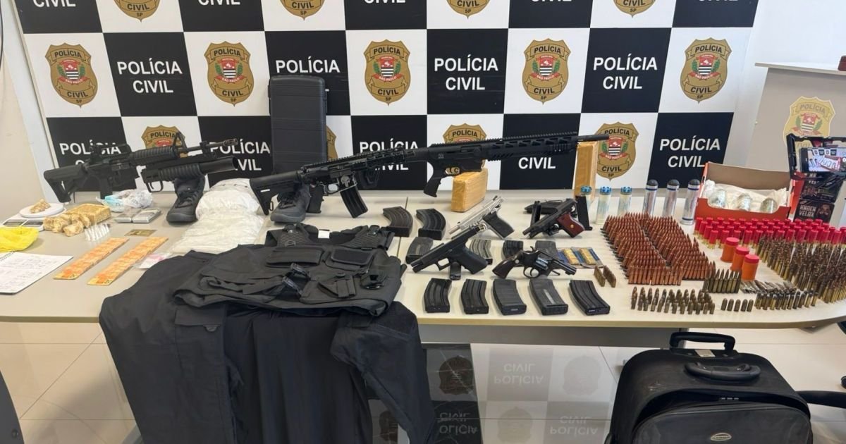 Casal é preso por depósito de fuzis, pistolas, granadas e drogas em Santos