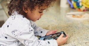 Crianças ganham smartphones antes do recomendado; veja idade certa