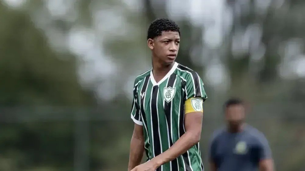 Flamengo acerta com zagueiro do América com passagem pela Seleção