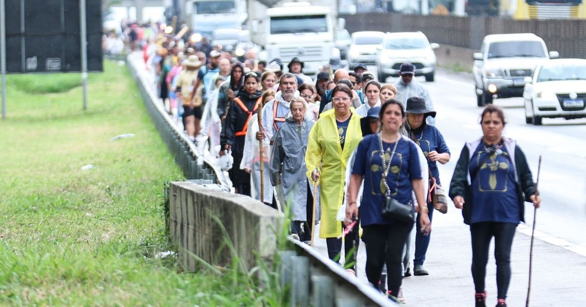 Número de romeiros na Dutra supera total de 2024 e passa de 39 mil, diz PRF