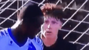 Vídeo: Jogador xinga rival de “macaco”, leva soco e é demitido