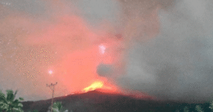 Vulcão entra em erupção na Indonésia e lança fumaça a 10 km de altura