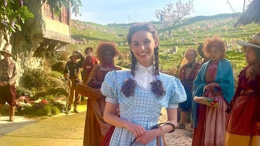Fim do mistério: intérprete de Dorothy em “Wicked” agradece o papel