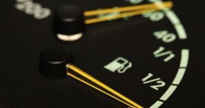 Gasolina volta a ficar mais cara no Brasil do que no exterior, diz Abicom