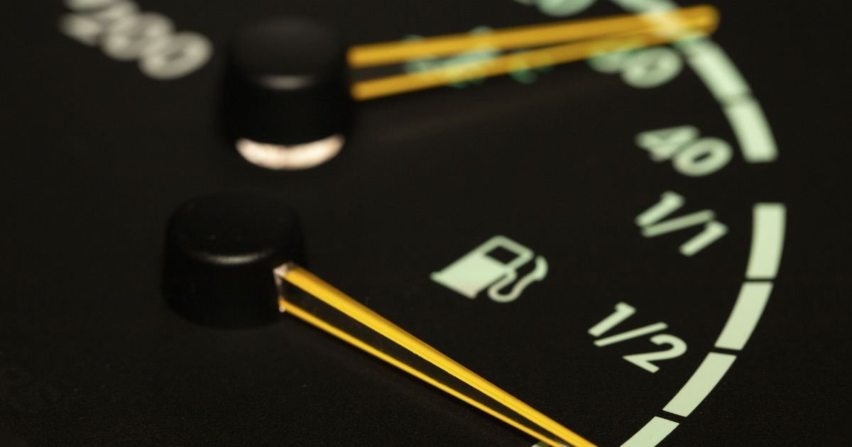 Gasolina volta a ficar mais cara no Brasil do que no exterior, diz Abicom