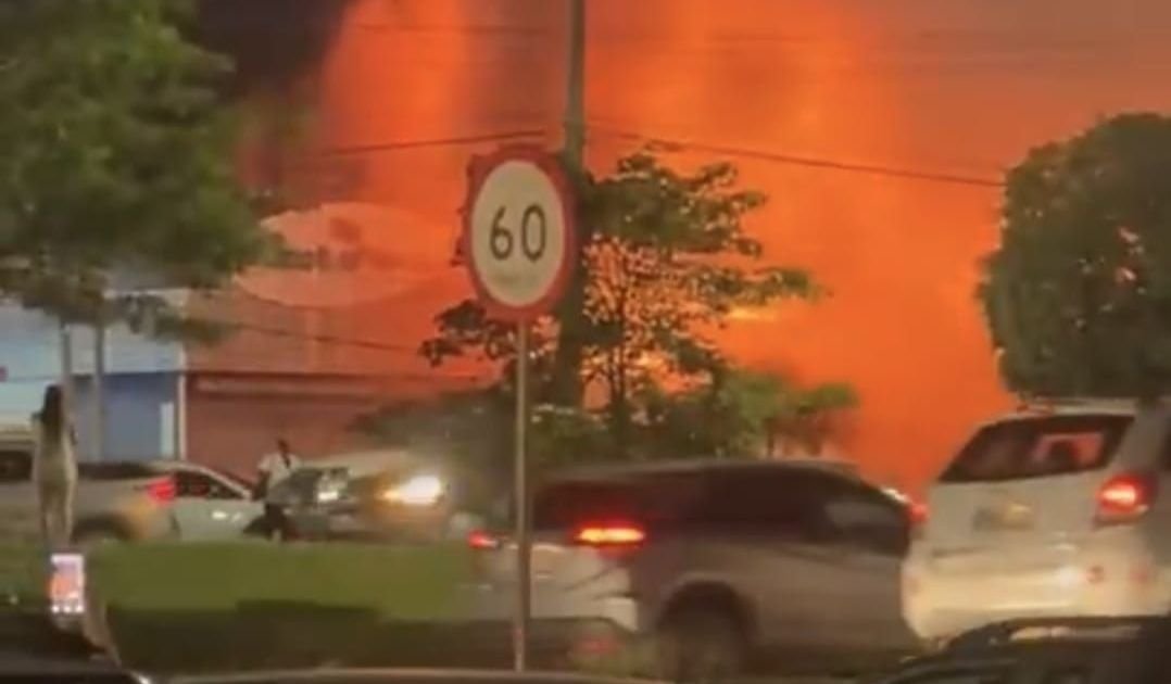 Incêndio de grandes prorpoções atinge restaurante em Brasília