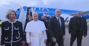 Papa Leão XIV chega ao Líbano durante primeira viagem internacional