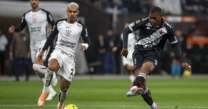 Com sete pendurados, Corinthians evita cartões e vai completo para volta