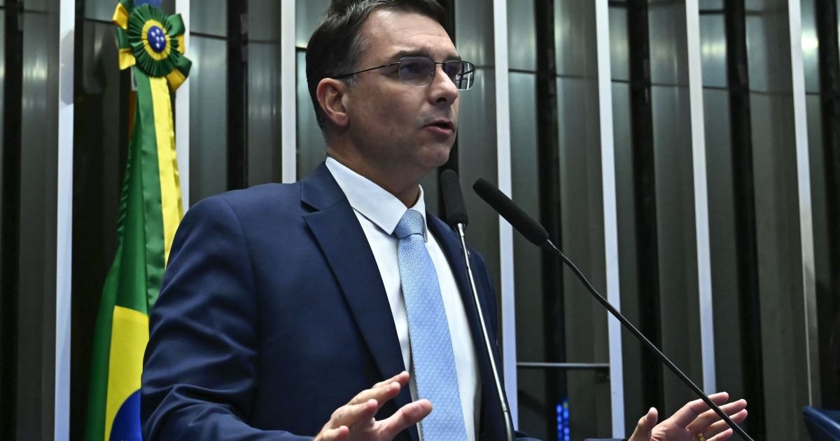 Flávio diz que não retira pré-candidatura sem Bolsonaro livre e nas urnas