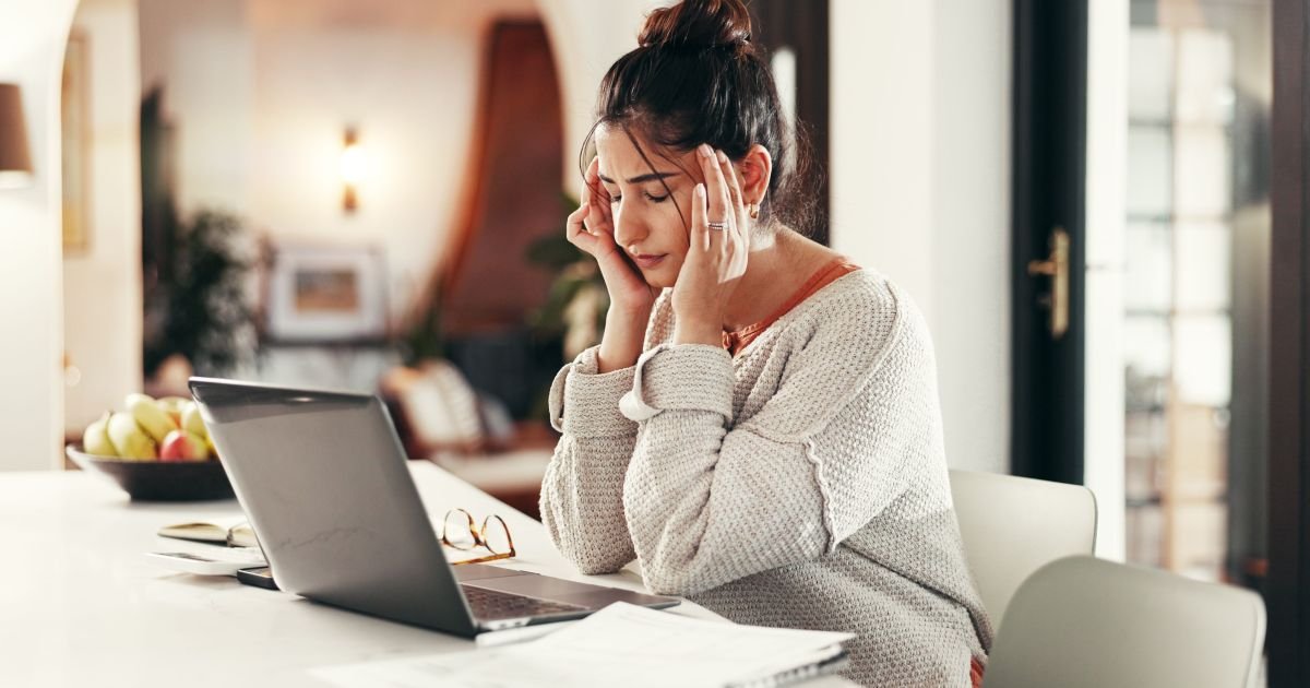 Névoa mental: sinais de corpo sobrecarregado e como recuperar a clareza