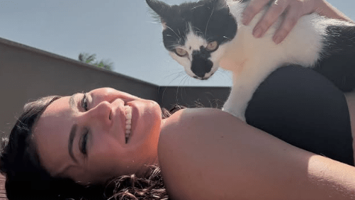 Solteira, Paolla Oliveira curte dia de sol com pet