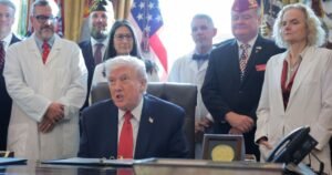 Trump assina decreto para flexibilizar restrições à maconha nos EUA