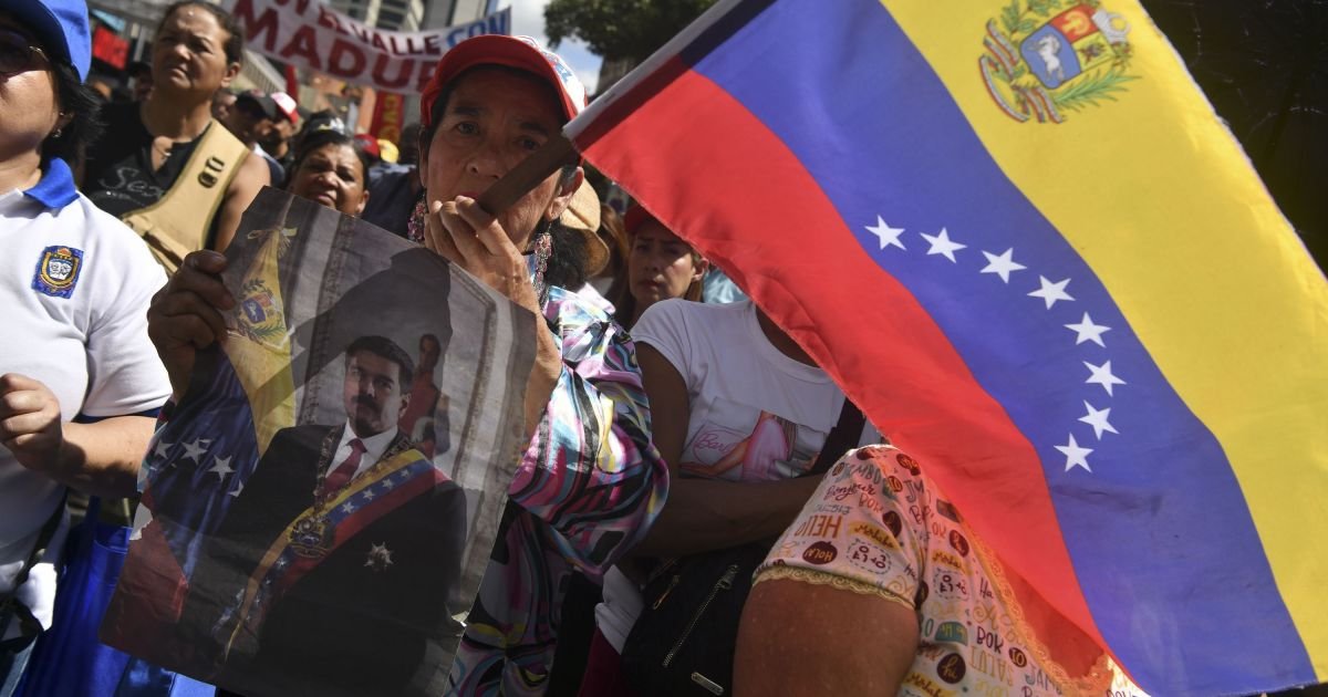 Apoiadores de Maduro saem às ruas em Caracas durante posse de Rodríguez