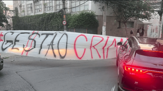 Após denúncia, Julio Casares é alvo de protestos na saída de reunião