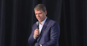 Após pesquisas, Tarcísio reforça apoio a Flávio: “é o meu candidato"