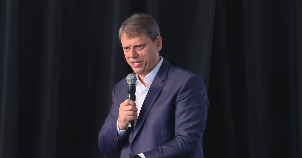 Após pesquisas, Tarcísio reforça apoio a Flávio: “é o meu candidato"