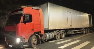 Motorista de caminhão é sequestrado e feito de refém por criminosos em SP