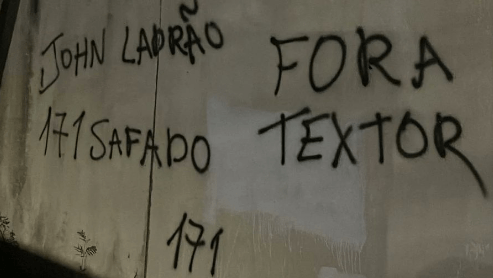 Muro do CT do Botafogo é vandalizado com críticas a John Textor: "Fora"