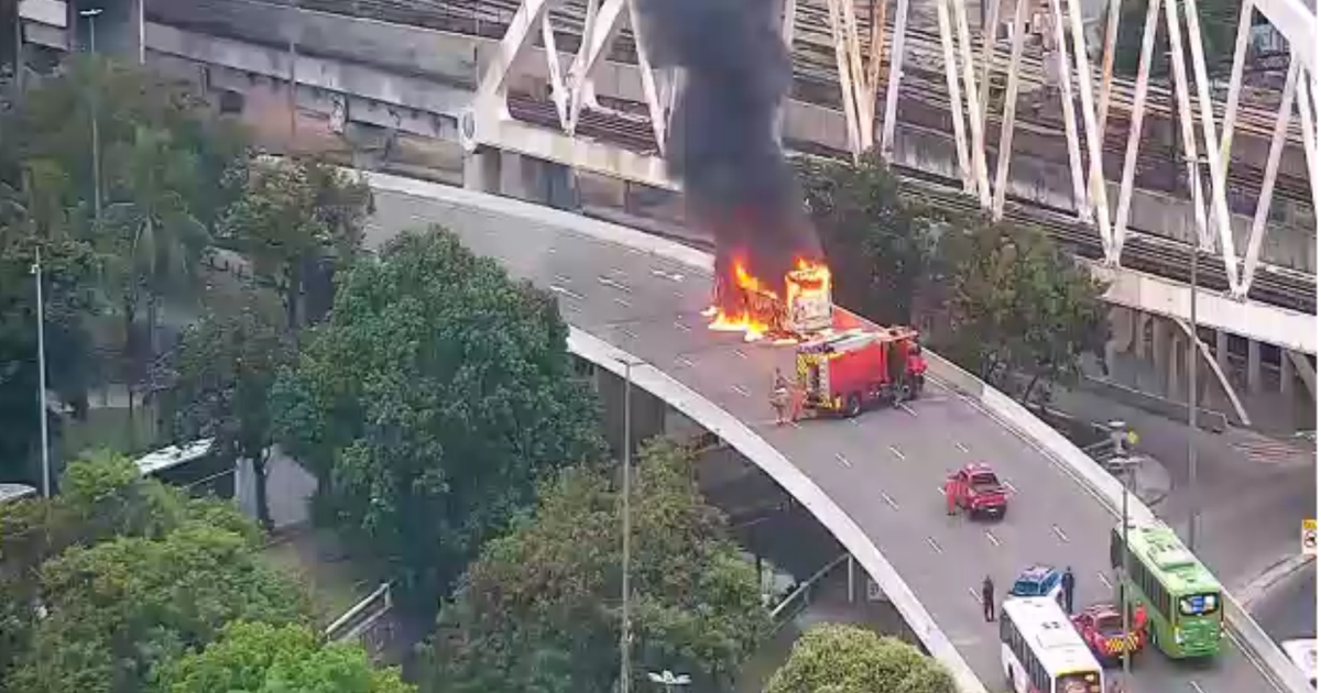Vídeo: ônibus pega fogo no centro do Rio após pane elétrica