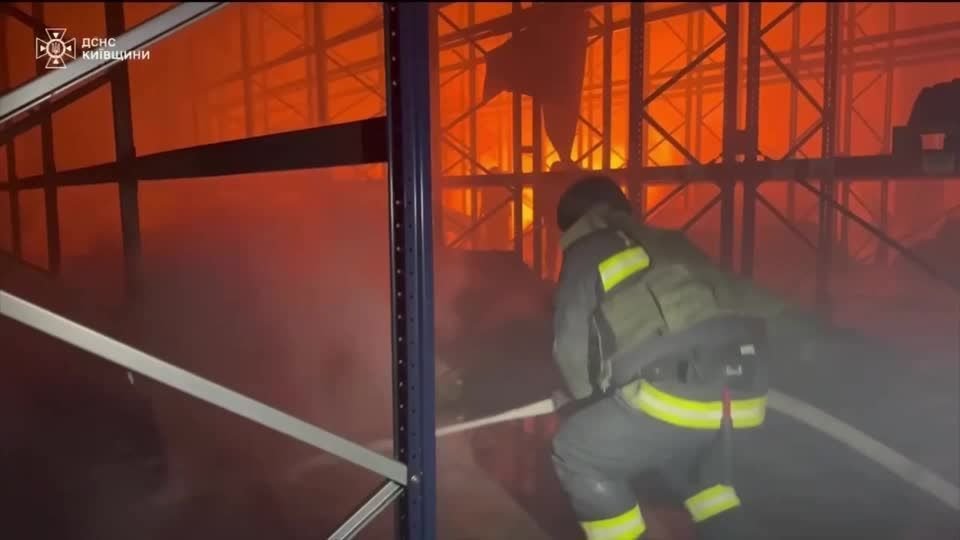 Ataque russo na Ucrânia provoca incêndio em armazéns perto de Kiev